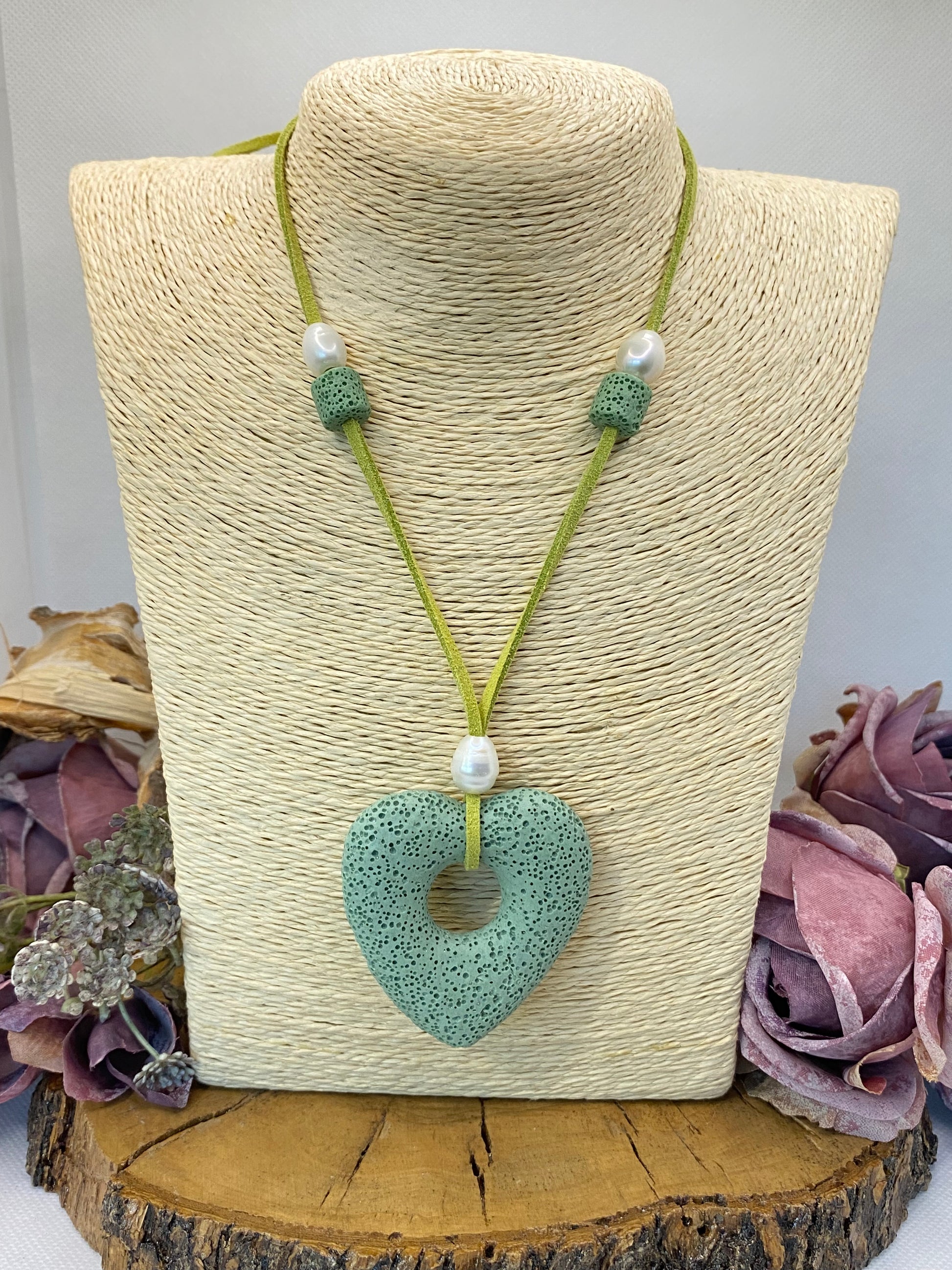 Collar Ante. Modelo Corazón lava