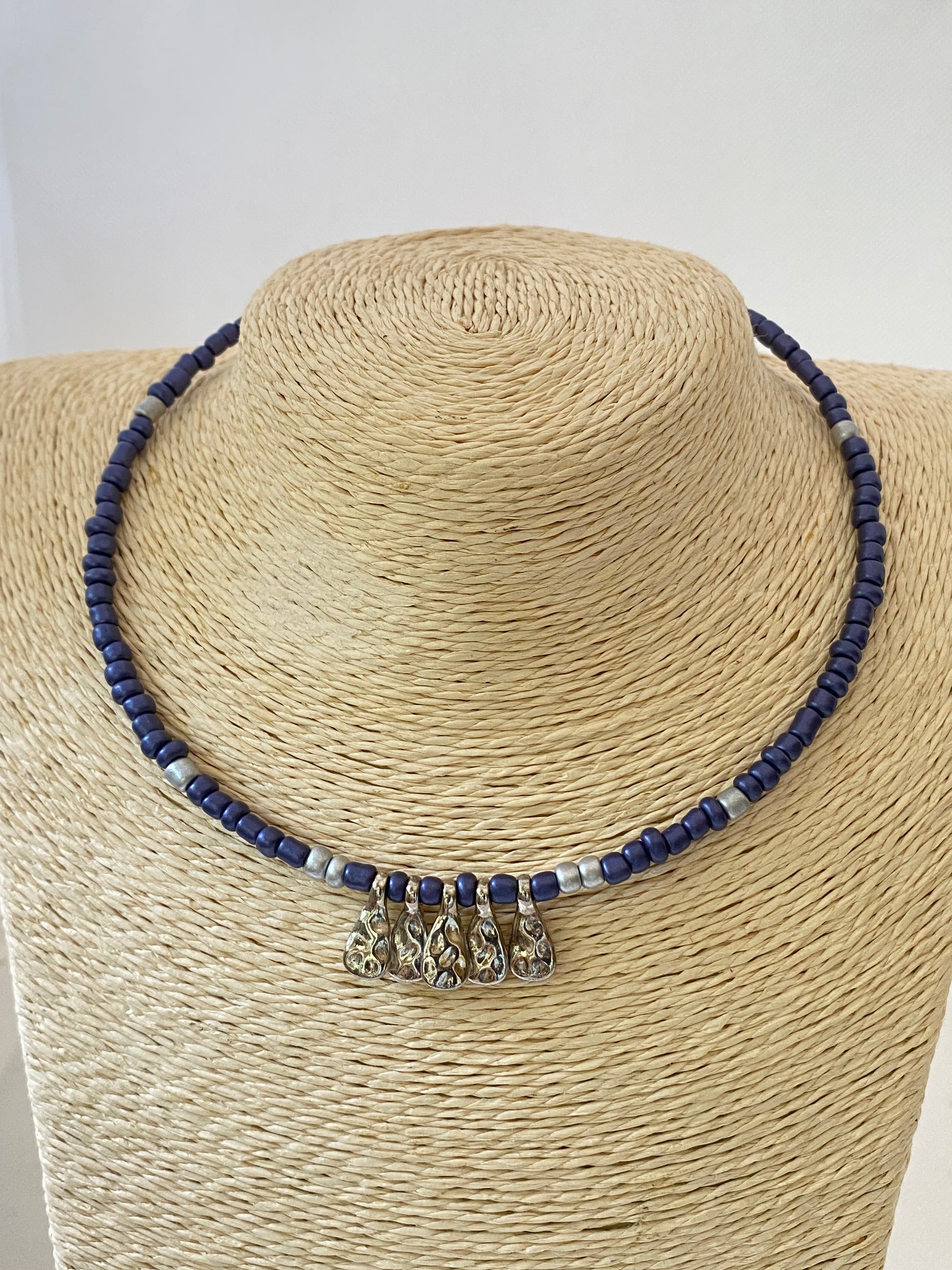 Collar Bolitas. Modelo Lágrimas plateadas