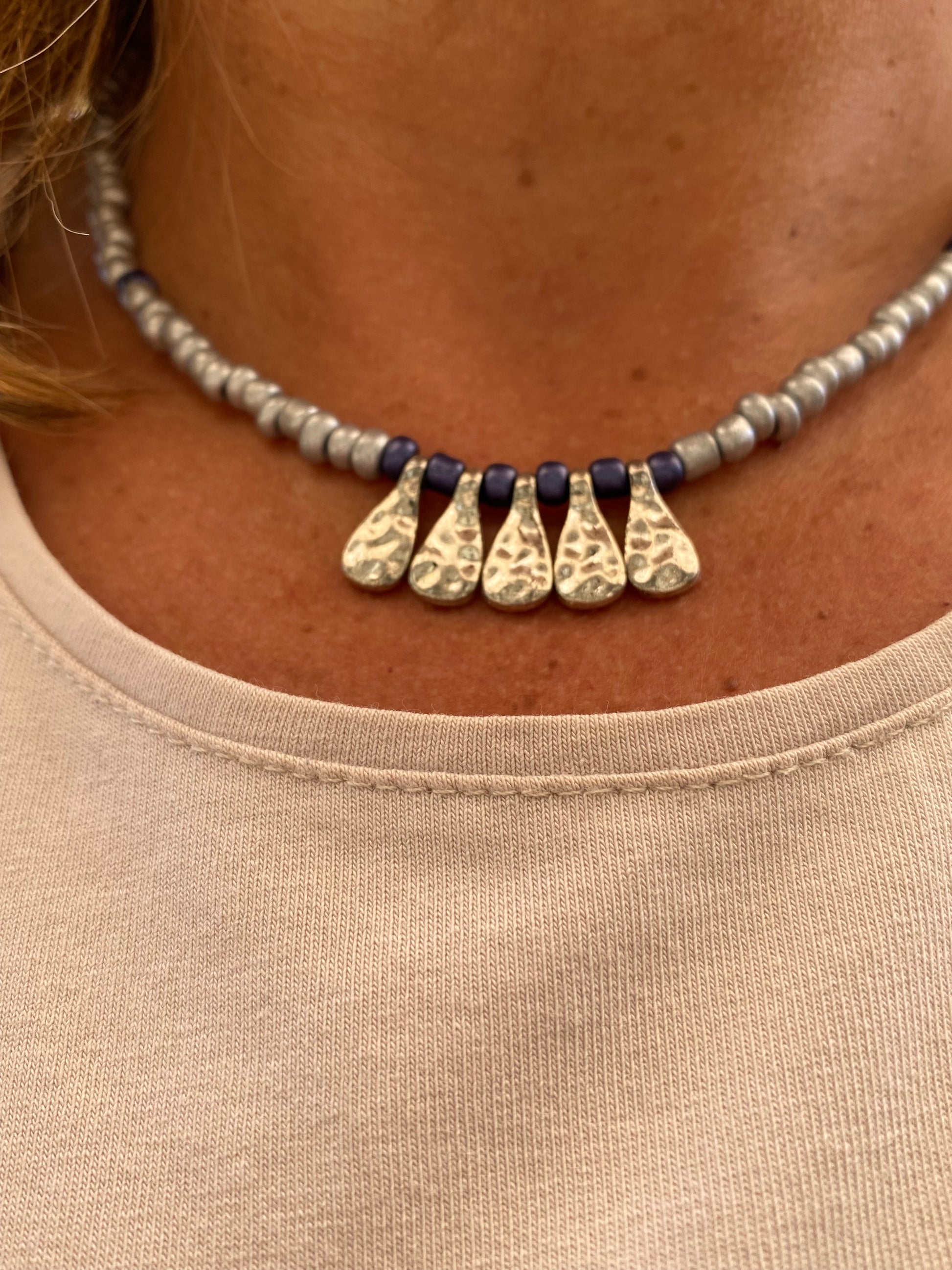 Collar Bolitas. Modelo Lágrimas plateadas