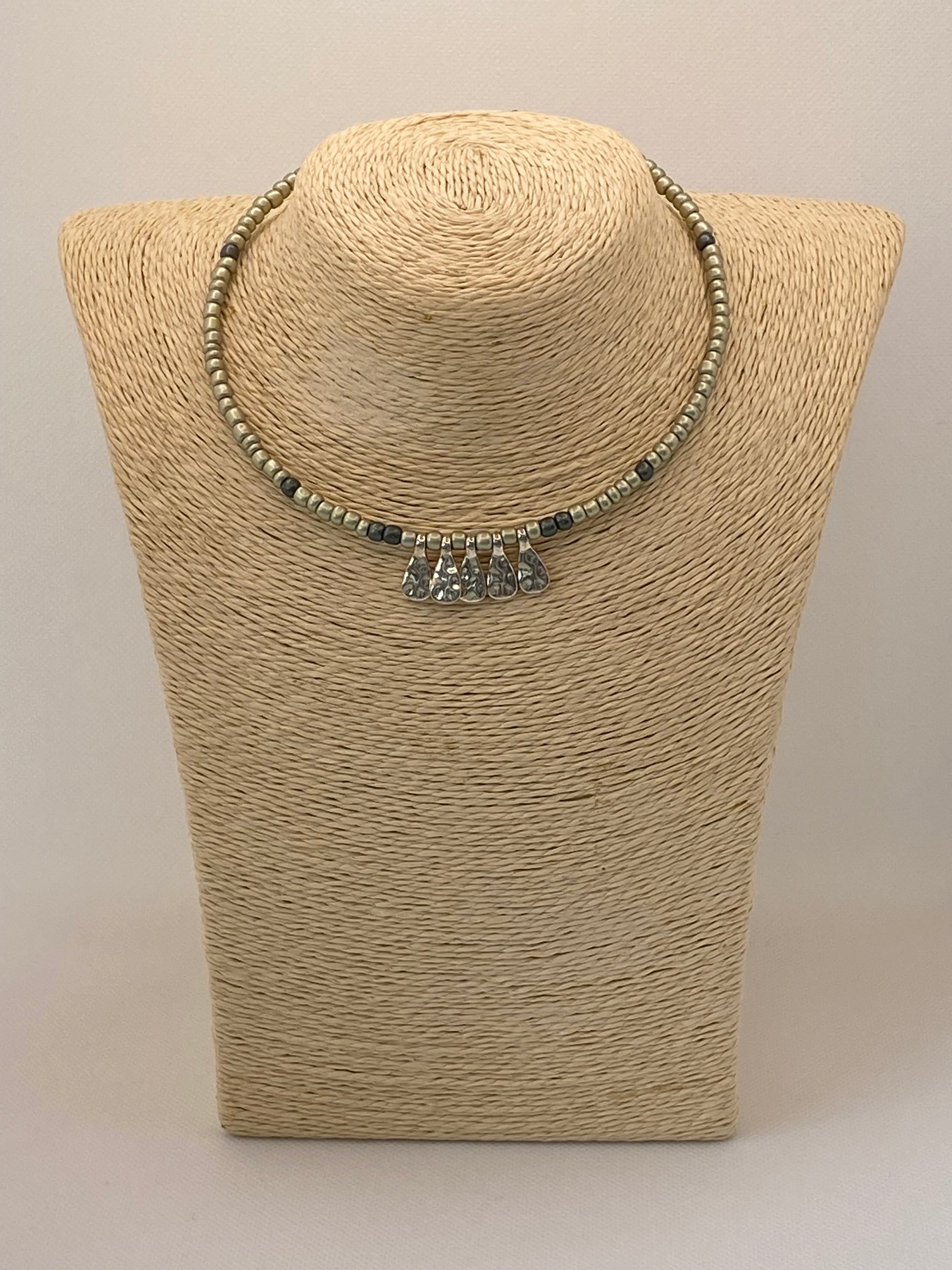 Collar Bolitas. Modelo Lágrimas plateadas