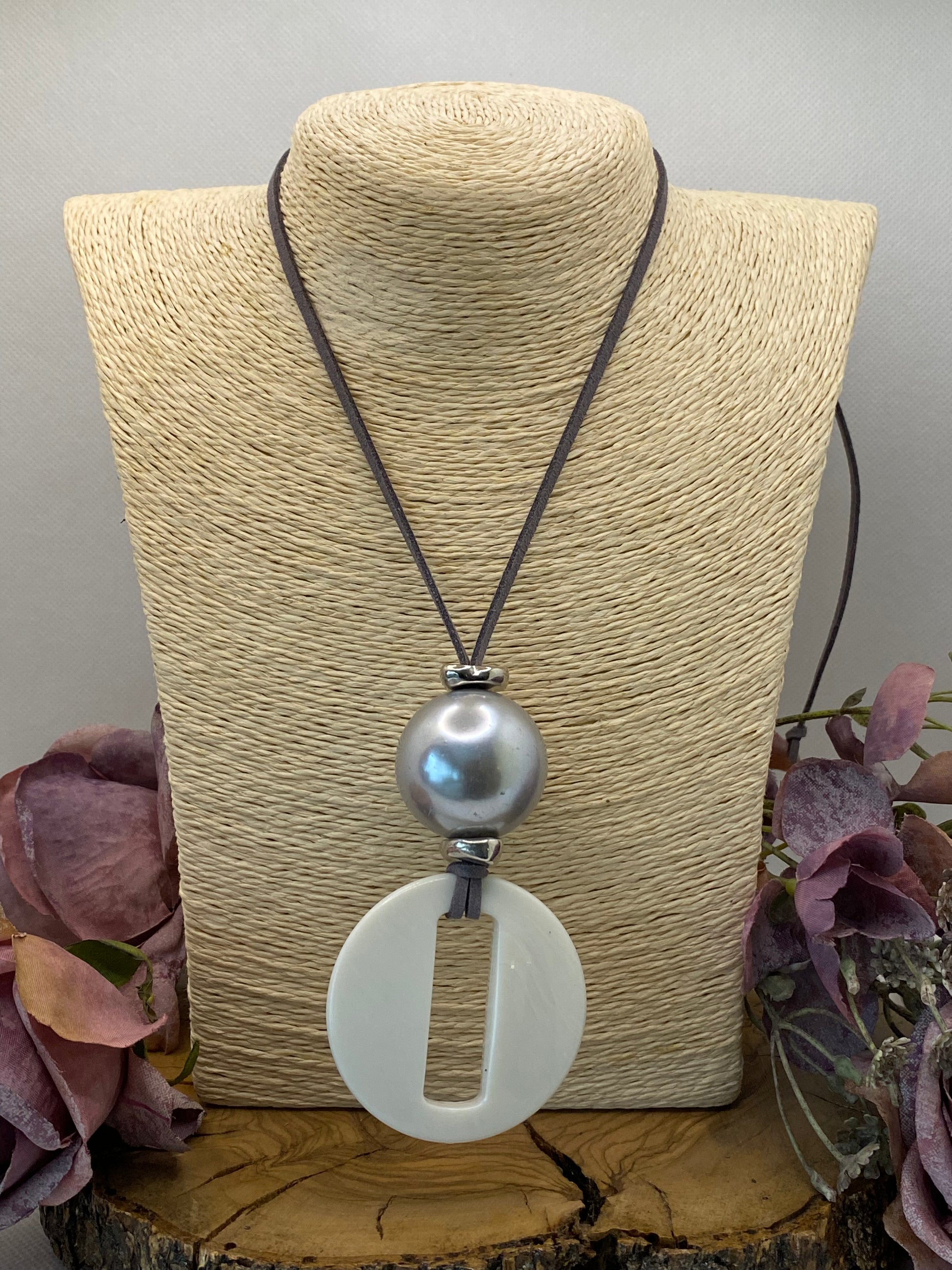 Collar Ante. Modelo Blanco y negro