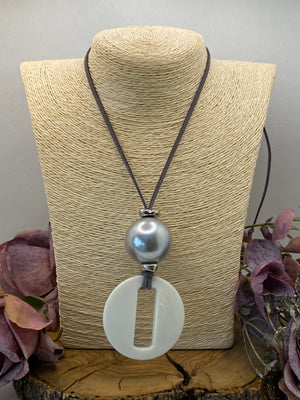 Collar Ante. Modelo Blanco y negro