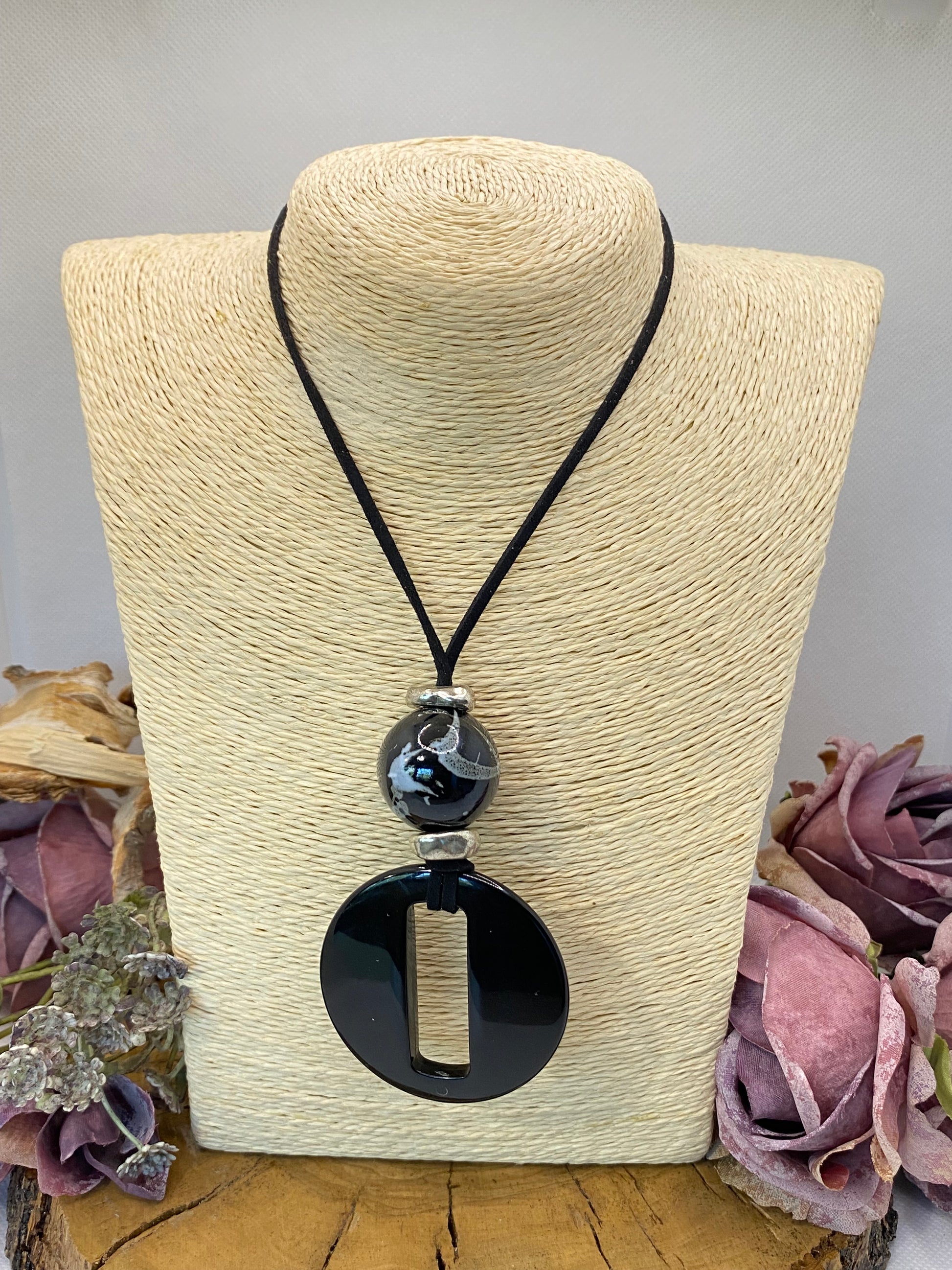 Collar Ante. Modelo Blanco y negro