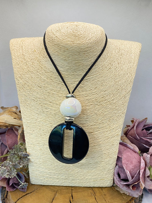 Collar Ante. Modelo Blanco y negro