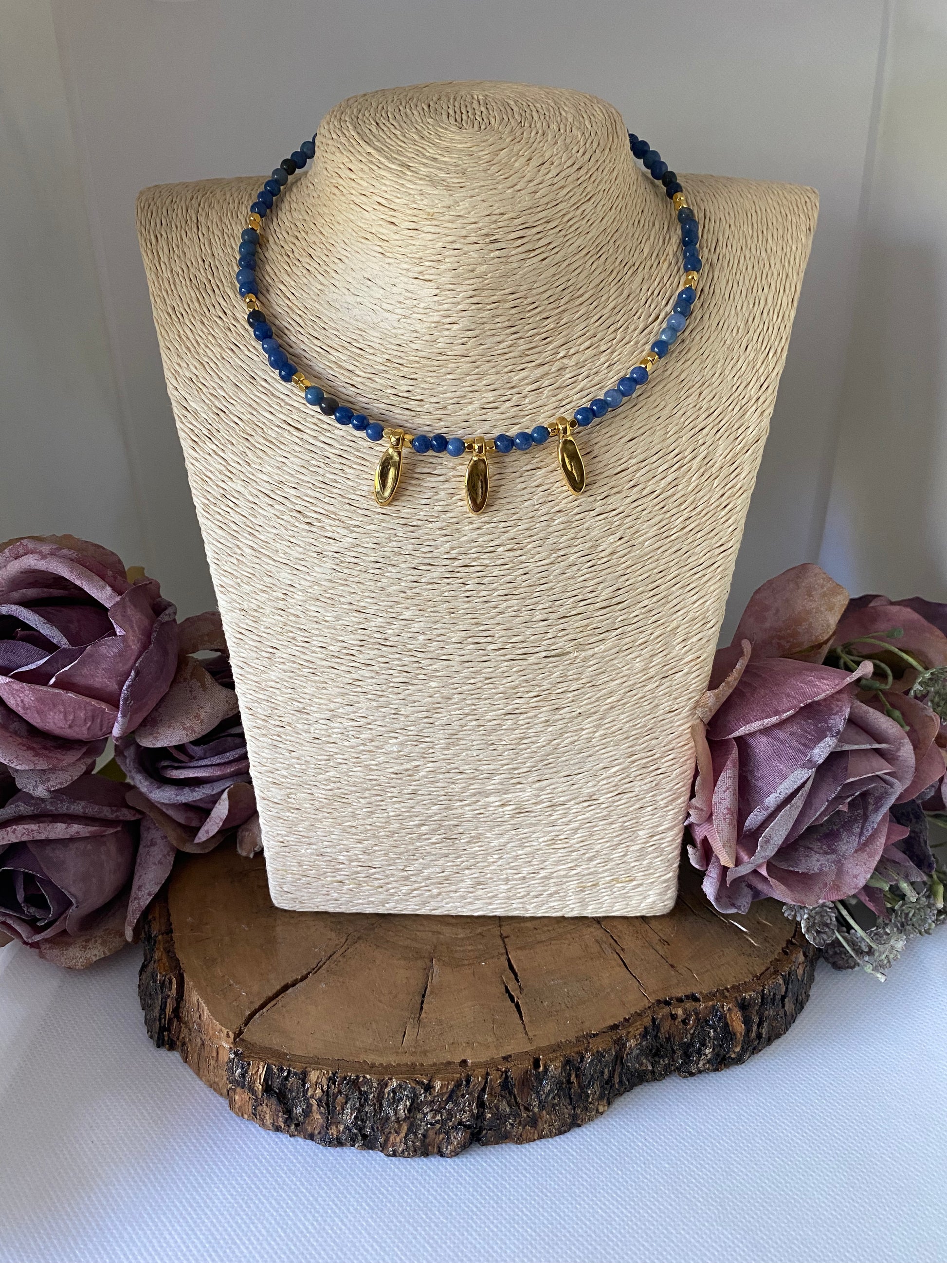 Collar Bolitas. Modelo Lágrimas doradas