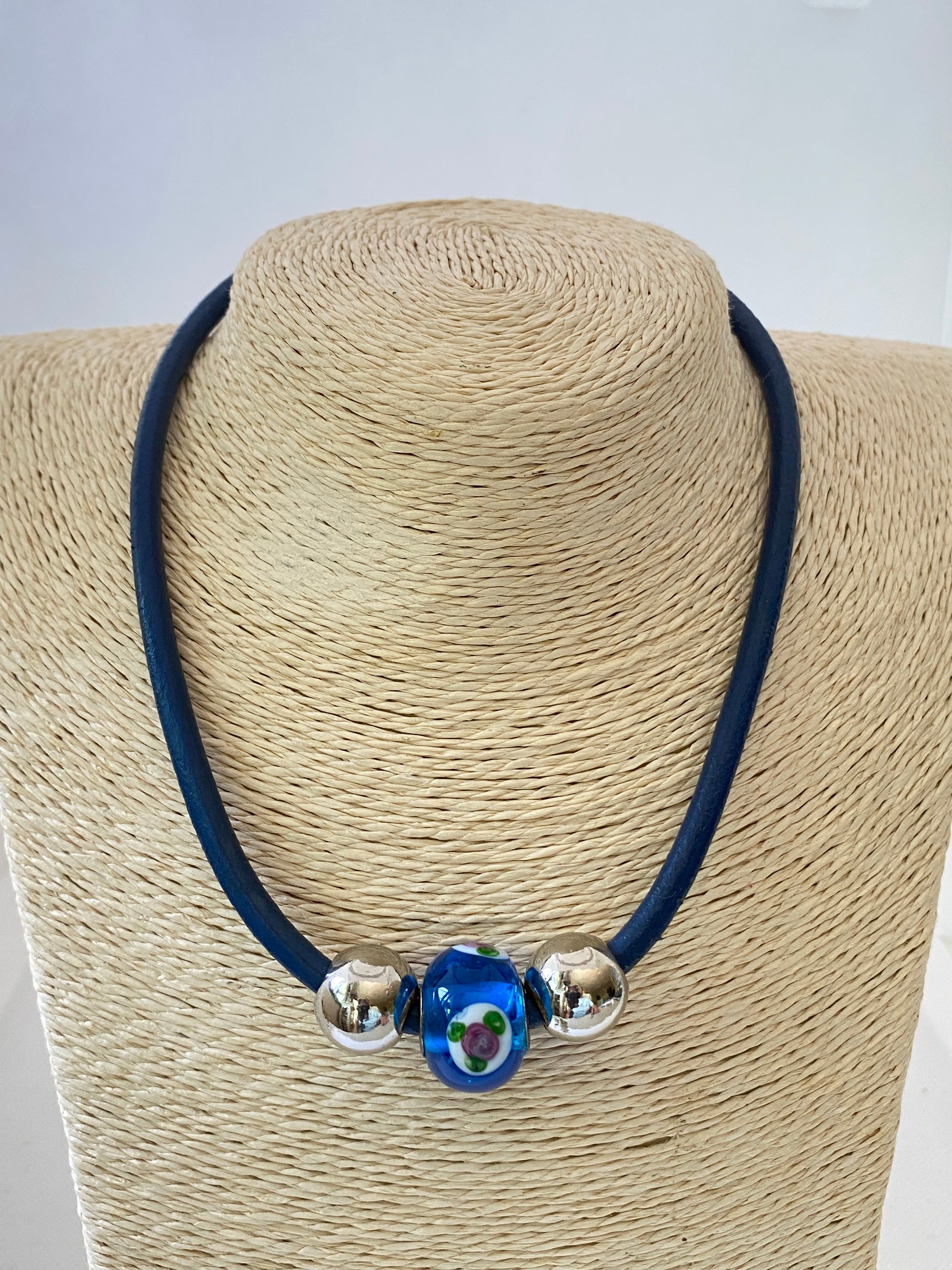 Collar Cuero. Modelo Encantos