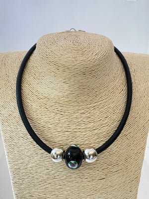 Collar Cuero. Modelo Encantos