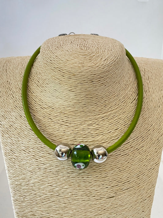 Collar Cuero. Modelo Encantos