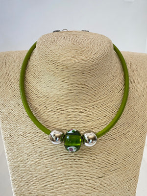 Collar Cuero. Modelo Encantos