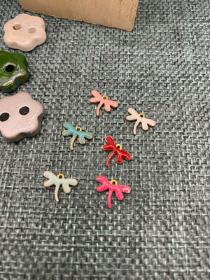 Hazlo tú. Pendientes botón: Paso 4. Elige el color de la libélula.