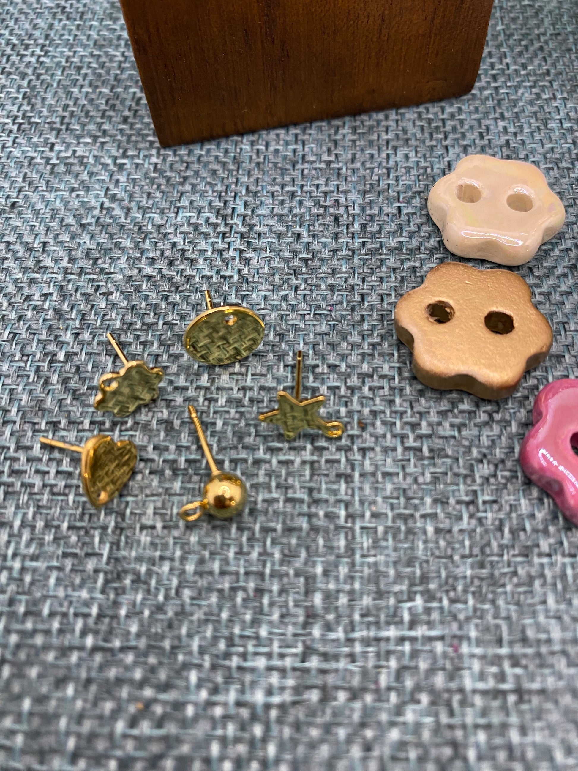 Hazlo tú. Pendientes botón: Paso 1. Elige la base del pendiente.