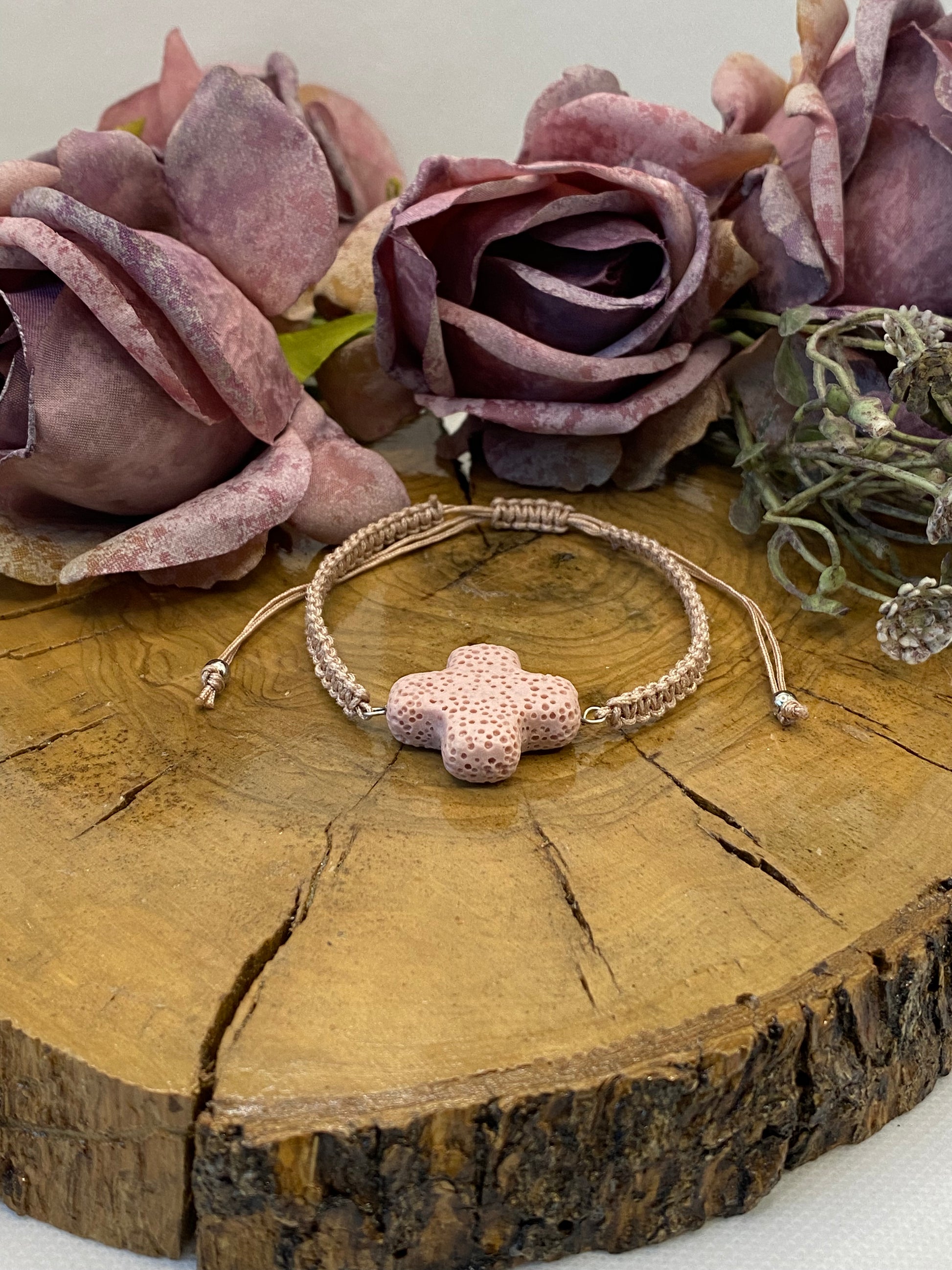 Pulsera Macramé. Modelo Cruz lava