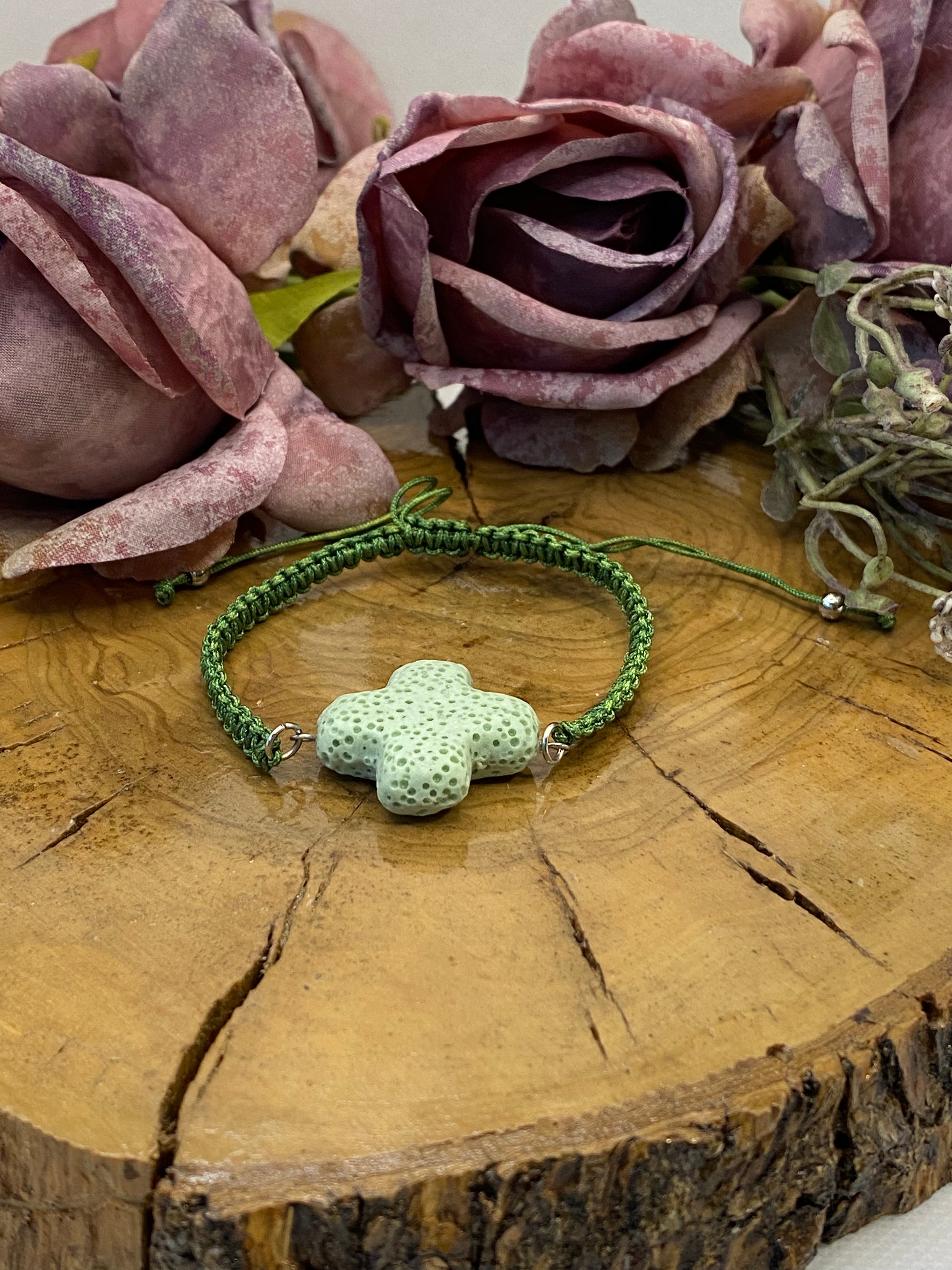 Pulsera Macramé. Modelo Cruz lava