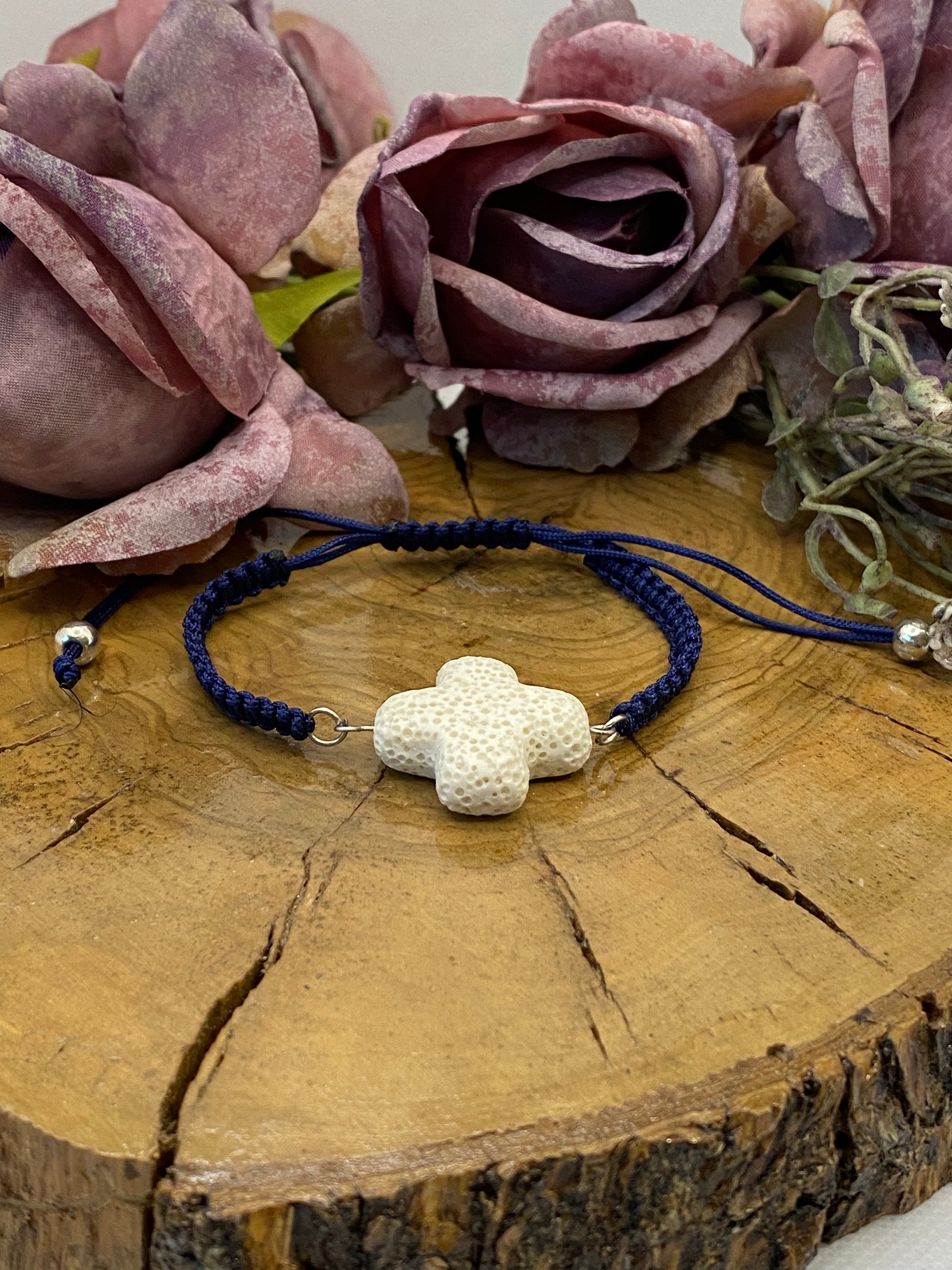 Pulsera Macramé. Modelo Cruz lava