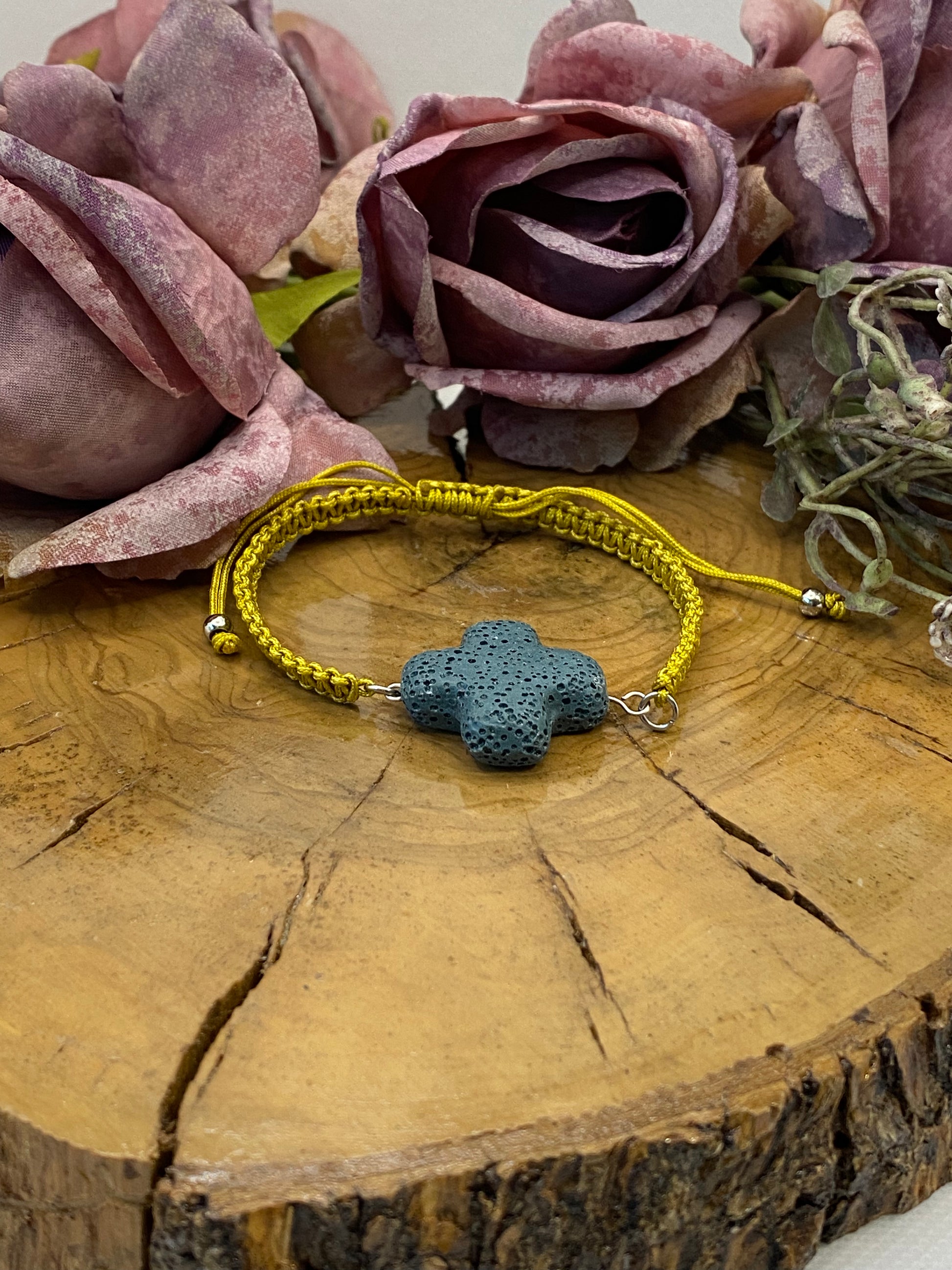 Pulsera Macramé. Modelo Cruz lava