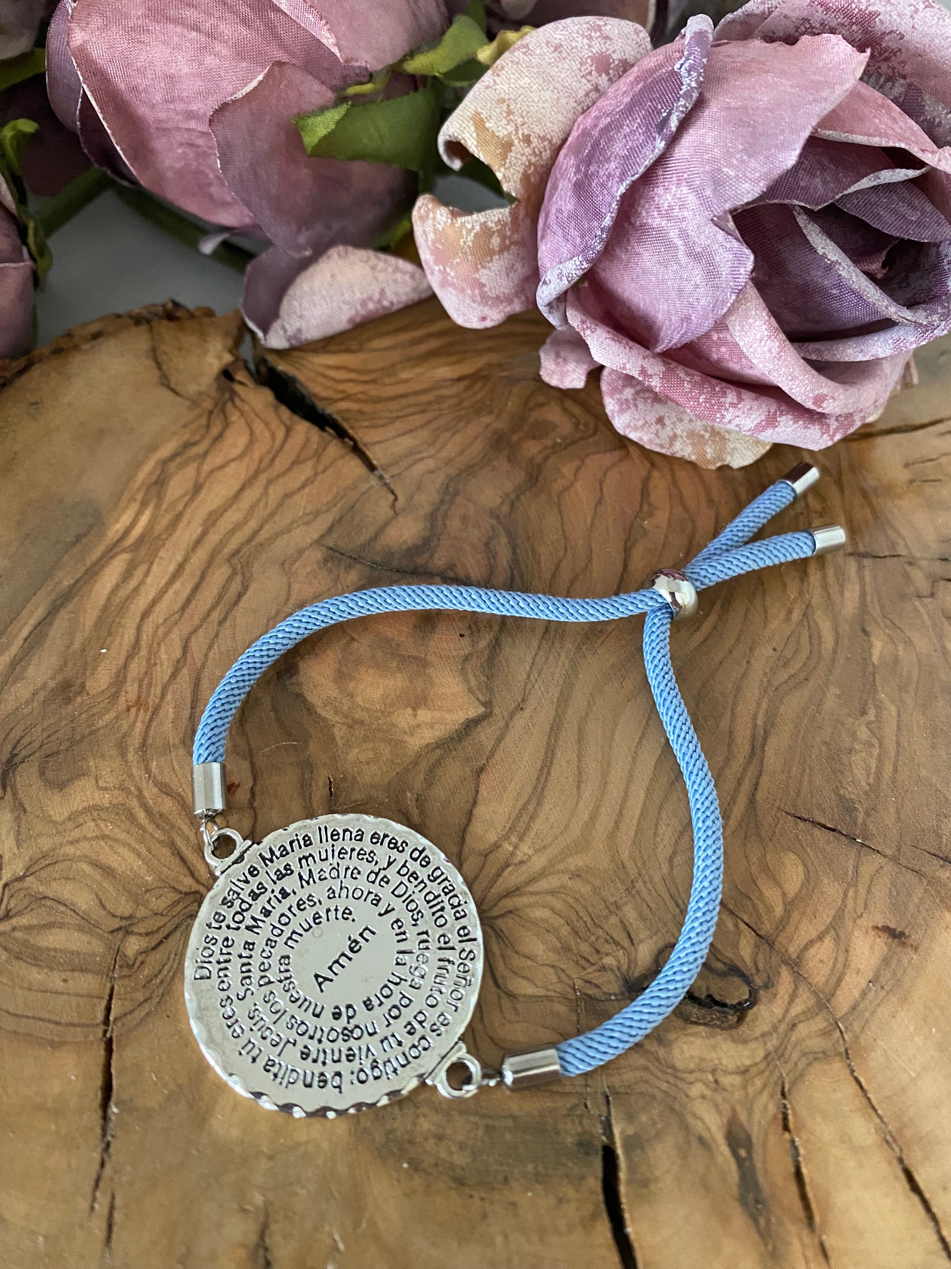 Pulsera Algodón. Modelo Irene Ave María