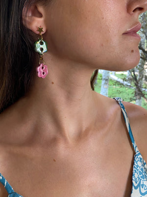 Hazlo tú. Pendientes botón: Paso 3. Elige la flor inferior.